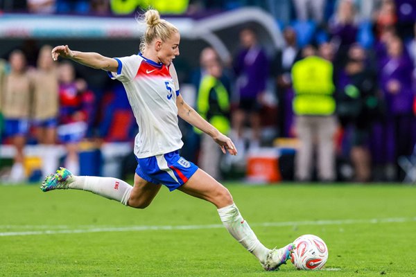 Alex Greenwood England scores penalty v Spain Women's EURO Final 2025