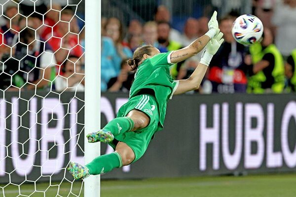 Ann-Katrin Berger Germany penalty save v France Quarter Final Women's EURO 2025