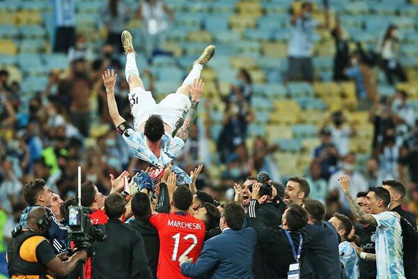 Argentina throw Messi in the air Copa America Rio 2021