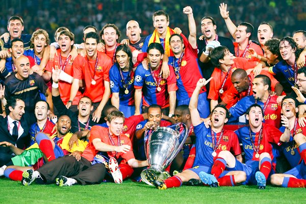 Barcelona players celebrate Champions League 2009 win