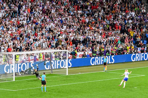 Chloe Kelly England scores winning penalty v Spain Women's EURO Final 2025