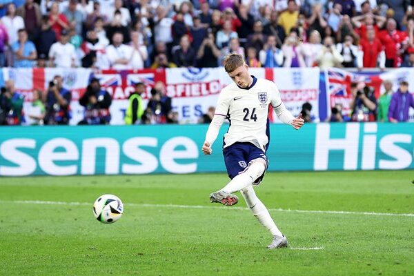 Cole Palmer England scores penalty v Switzerland EURO 2024