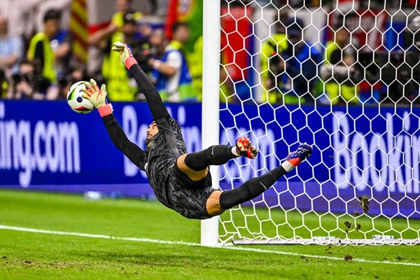 Diogo Costa Portugal penalty save v Slovenia Last 16 Frankfurt EURO 2024