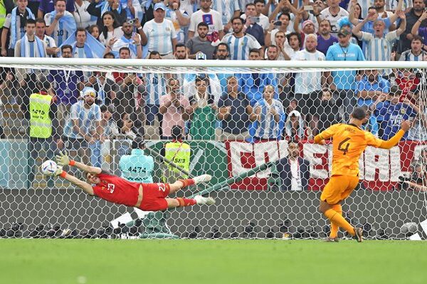 Emiliano Martinez Argentina save v Virgil Van Dijk Netherlands World Cup 2022