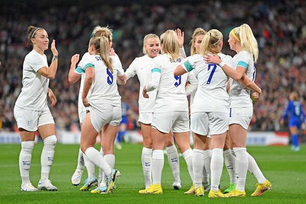England celebrate Lauren Hemp goal v USA Wembley 2022