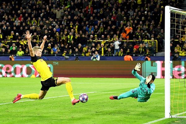 Erling Haaland Borussia Dortmund scores v PSG Champions League 2020