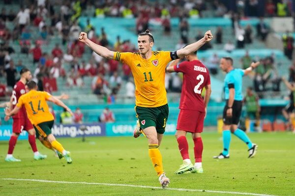 Gareth Bale Wales celebrates v Turkey Baku Euro 2020