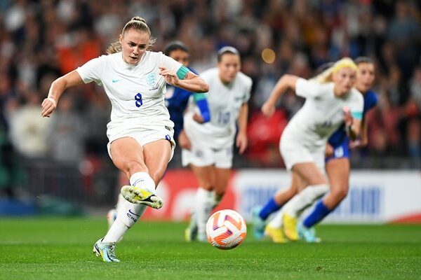 Georgia Stanway England scores penalty v USA Wembley 2022