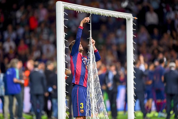 Gerard Pique FC Barcelona cuts the net