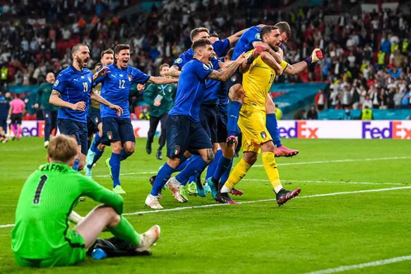 Gianluigi Donnarumma Italy celebrates Winning Save Euro 2020 Final Wembley