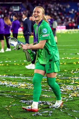 Hannah Hampton England celebrates Women's EURO Final 2025
