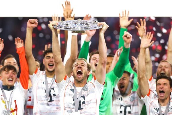 Harry Kane Bayern Munich celebrates Bundesliga victory 2025