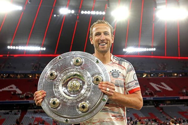 Harry Kane Bayern Munich celebrates Bundesliga victory Meisterschale trophy 2025