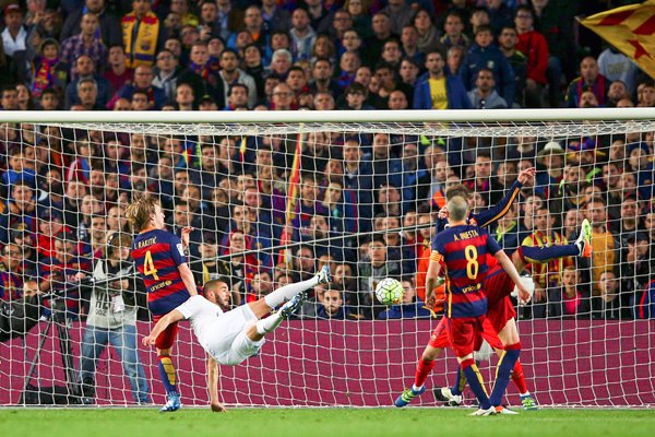 Karim Benzema Real Madrid scores v Barcelona