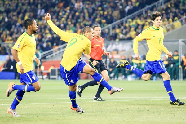 Luis Fabiano scores as Kaka looks on