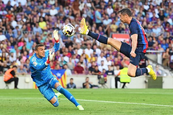 Robert Lewandowski Barcelona scores v Jordi Masip Real Valladolid La Liga 2023