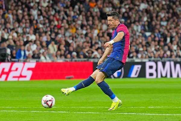 Robert Lewandowski Barcelona scores v Real Madrid Bernabeu La Liga 2025