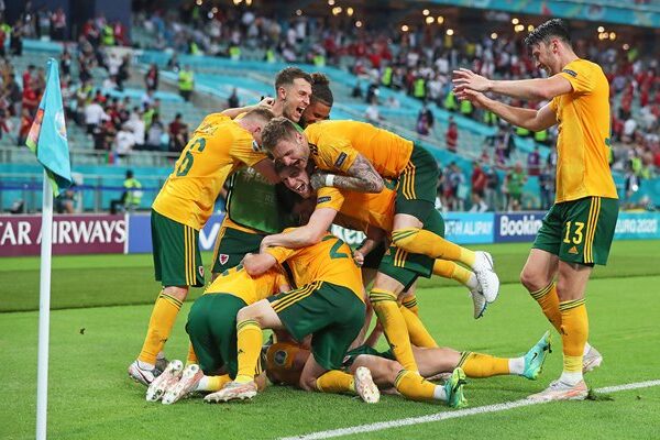 Wales celebrate Connor Roberts winning goal v Turkey Baku Euro 2020