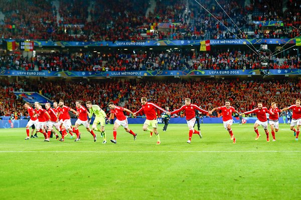 Wales celebrate win v Belgium Quarter Final Lille 2016