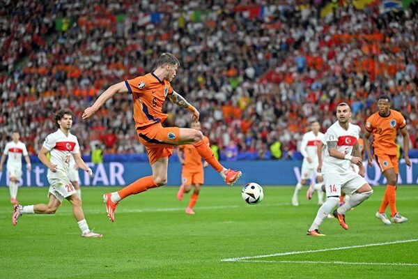 Wout Weghorst Netherlands crosses v Turkey Quarter-Final Berlin UEFA 2024
