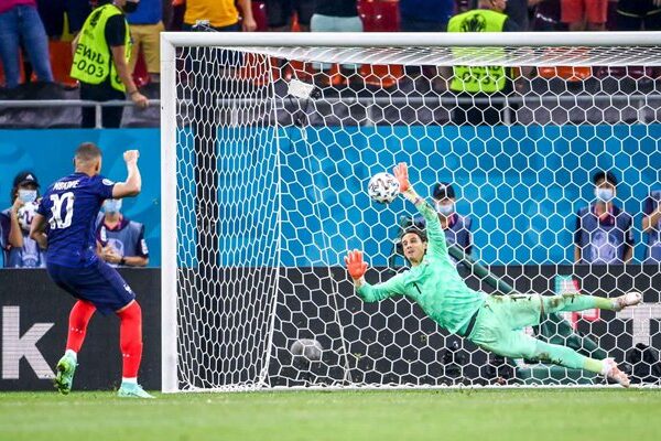 Yann Sommer Switzerland saves Kylian Mbappe France penalty Last 16 Euro 2020
